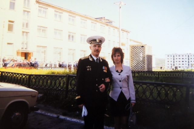 Капитан первого ранга Александр Геращенко с супругой Еленой на территории гарнизона в Заозёрске.