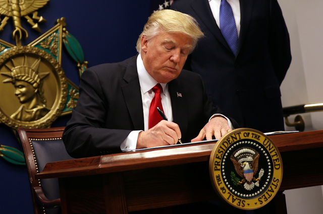 Дональд Трамп подписывает указ о временном запрете на въезд в страну граждан некоторых государств, входящих в список стран «повышенного риска». 