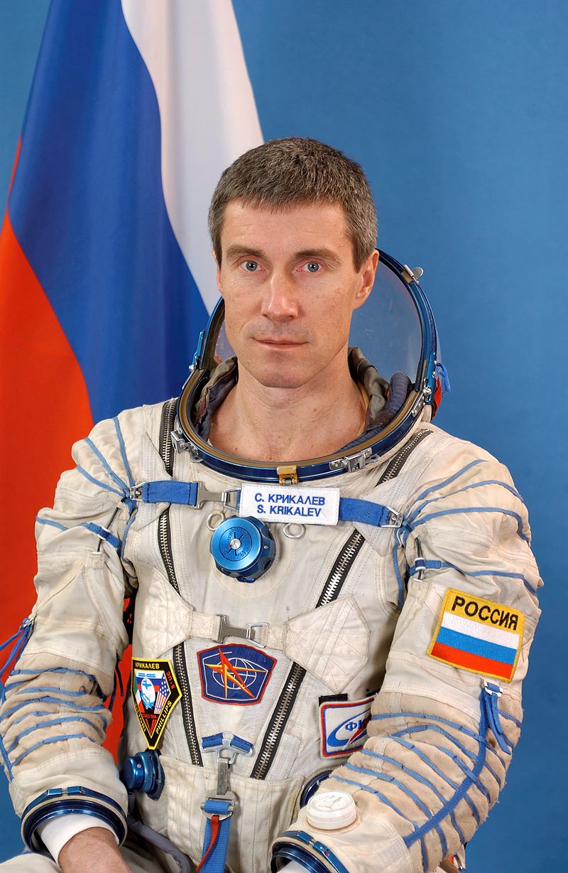 Сергей Крикалев совершил 6 полетов в космос, на орбите суммарно он провел 803 дня 9 часов 42 минуты. 