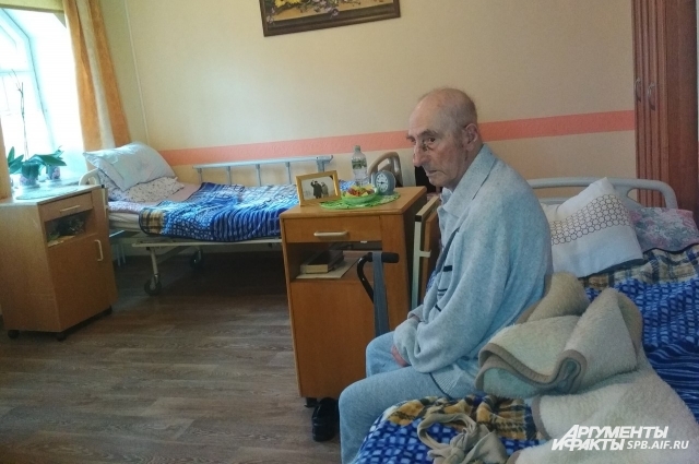 В доме престарелых к пожилым людям относятся с заботой и любовью.