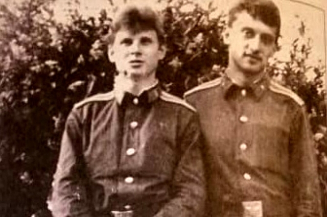 Сергей Пантелюк на фото слева.