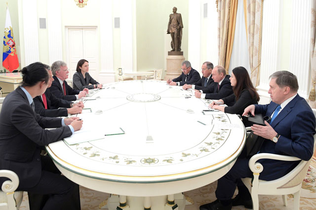 Фиона Хилл (слева) на встрече Президента России Владимира Путина с советником Президента США по национальной безопасности Джоном Болтоном.Москва, Кремль, 27 июня 2018 года.