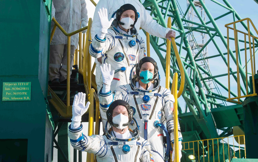 Сергей Рыжиков, Кэтлин Рубинс и Сергей Кудь-Сверчков (снизу вверх) перед запуском ракеты.