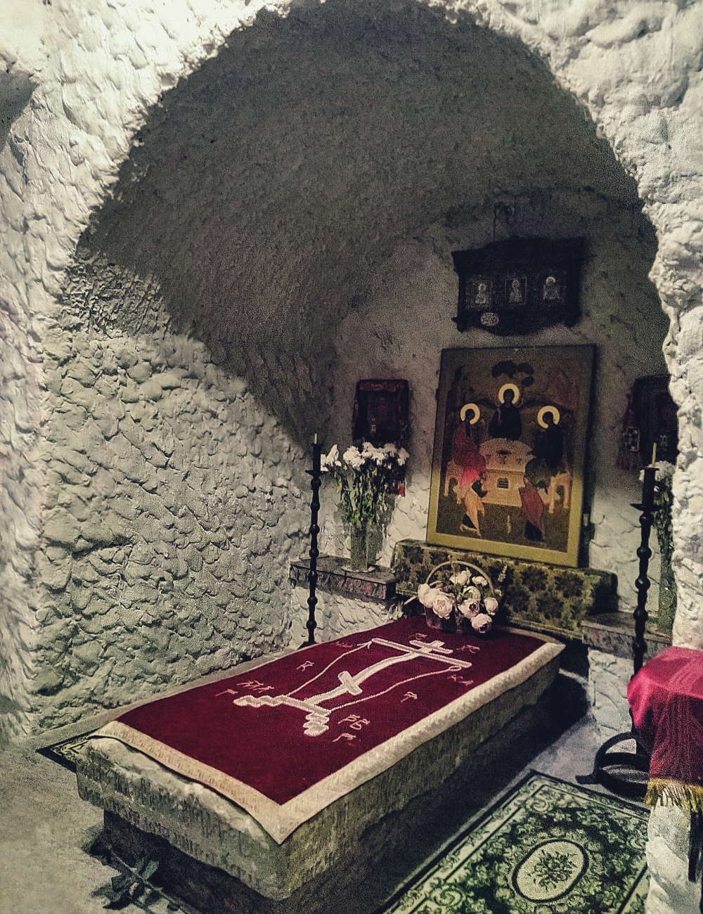 Надгробная плита в часовне - главная святыня староверов.