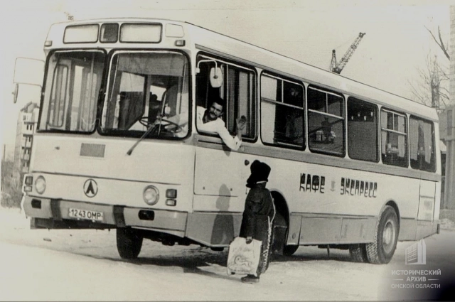 Автобус, оборудованный под кафе. Омск, 1990 год.