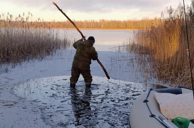 По краям озеро уже покрылось коркой льда, что не позволяло причалить к самому берегу