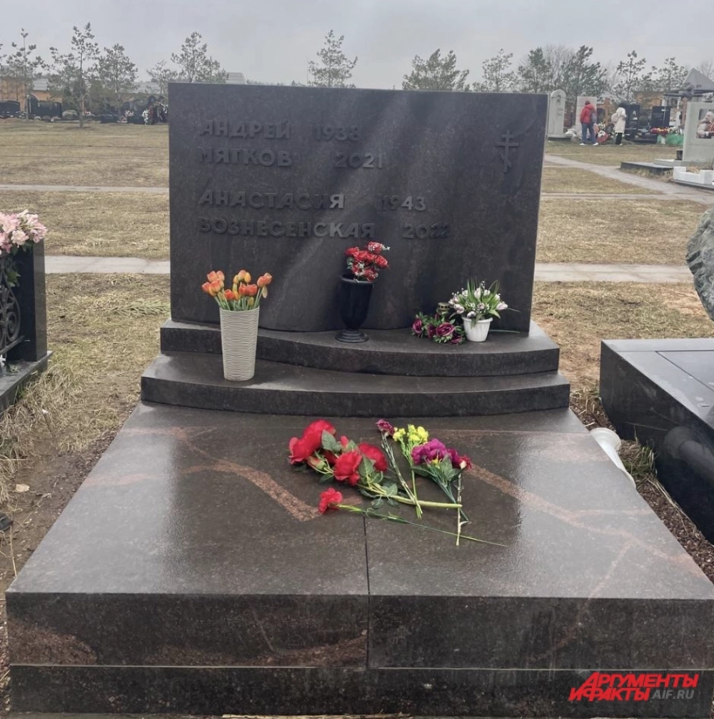 Ушла первой. Как выглядит могила Екатерины Градовой, бывшей жены Миронова