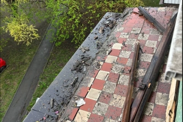 Мужчины стояли спиной к ограждению