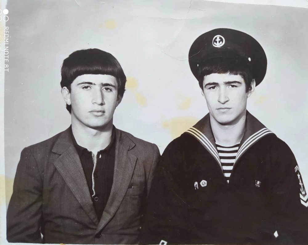 Мальчик мечтал стать моряком, но оказался военным лётчиком.