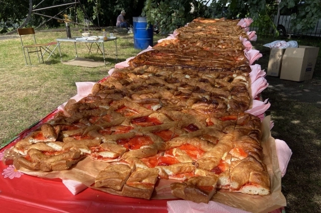 Гигантский пирог.