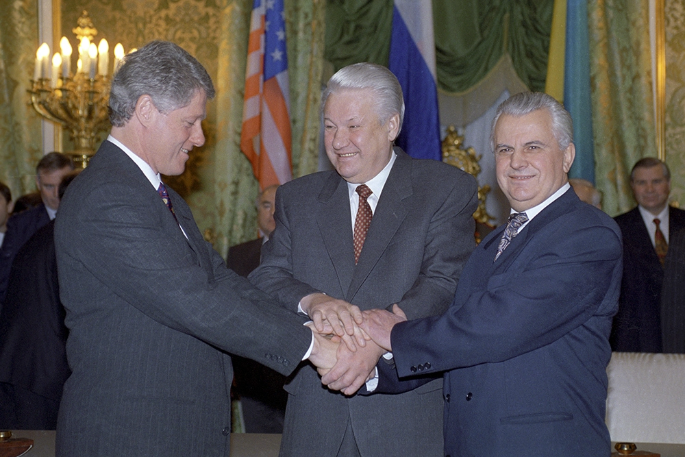 12-15 января 1994 года. Президент Соединенных Штатов Америки Билл Клинтон, Президент Российской Федерации Борис Николаевич Ельцин и Президент Украины Леонид Кравчук (слева направо) после церемонии подписания Договора о выводе ядерного оружия с украинской 