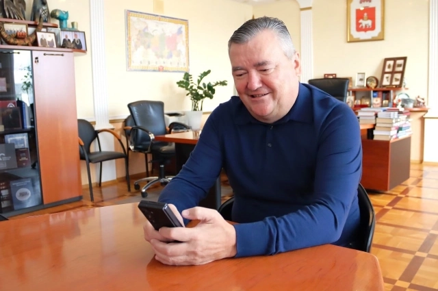 Валерий Сухих на своём «избирательном участке».