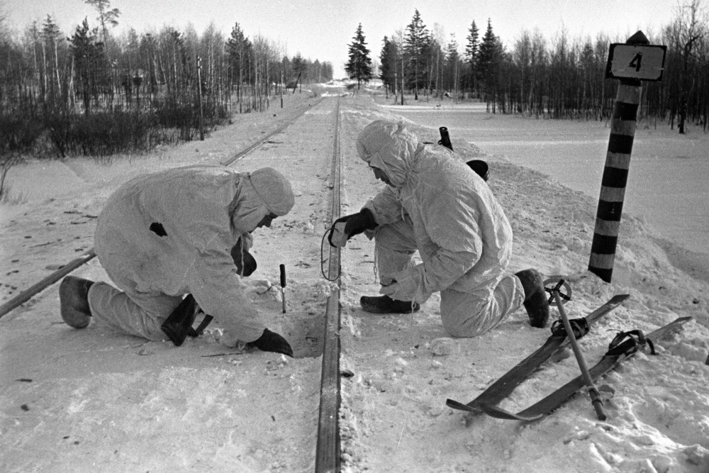 Советские бойцы, прошедшие курсы Старинова, минируют железнодорожные пути под Москвой, 1941 год.