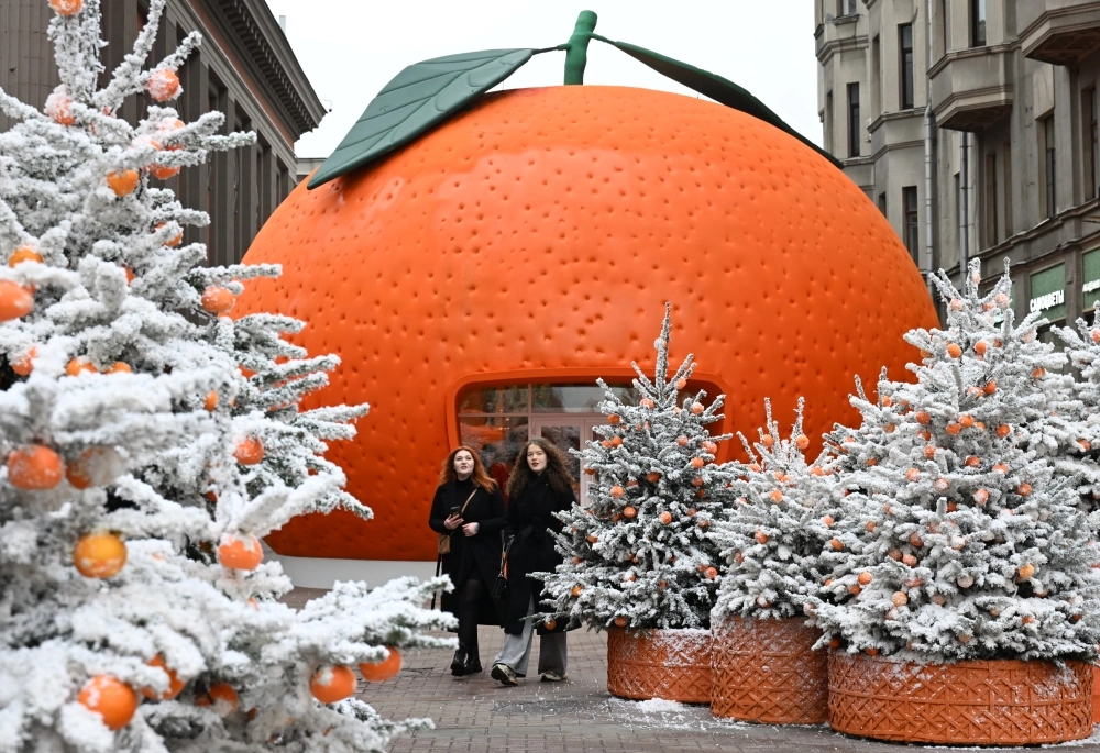 Мандарин в самом центре Москвы, на Арбате, как один из символов Нового года.