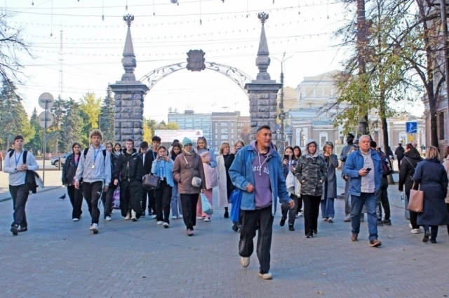 Эдуард с помощью экскурсий влюбляет горожан в свой город.