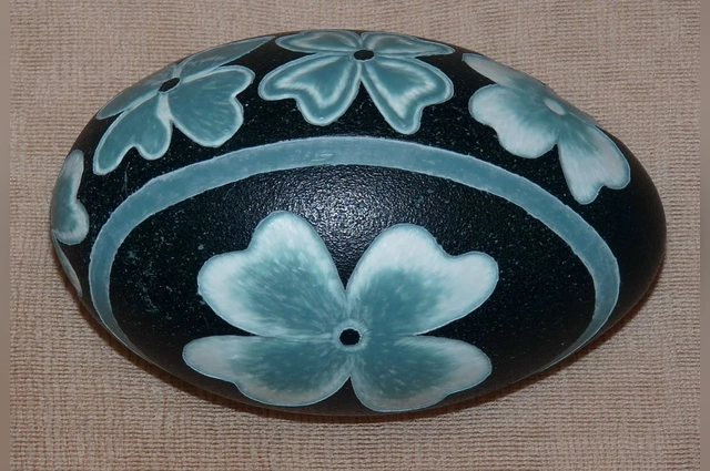 Яйцо эму: в зависимости от глубины резьбы открываются новые краски.