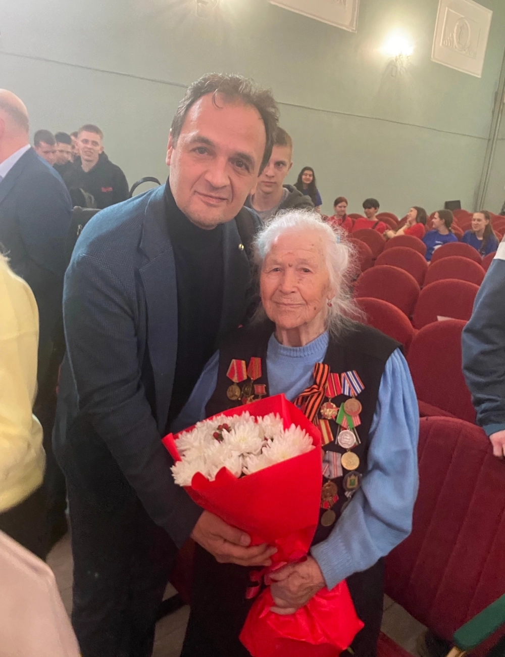 Алексей Урусов с ветераном войны Марией Власенковой в Людинове. 