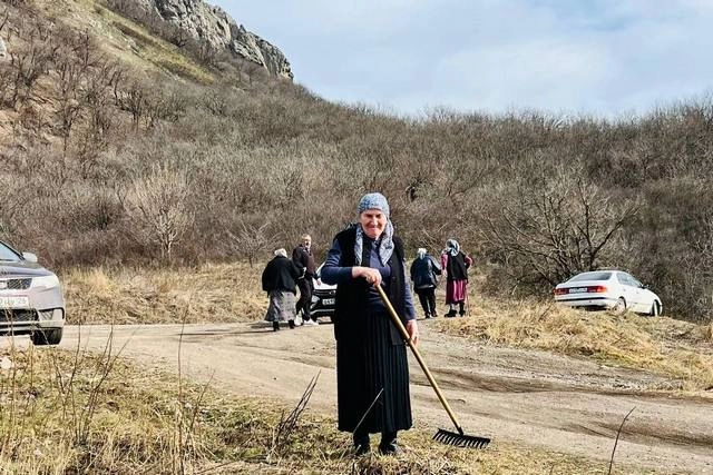 Пожилые люди и дети активно участвуют в субботниках.