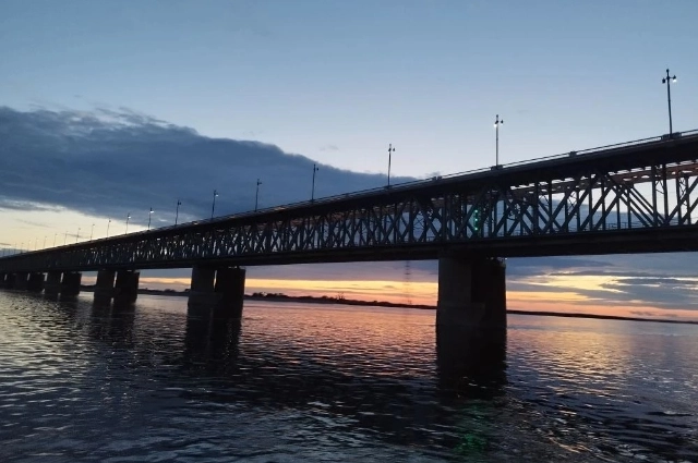 Проплывая под Амурским мостом.