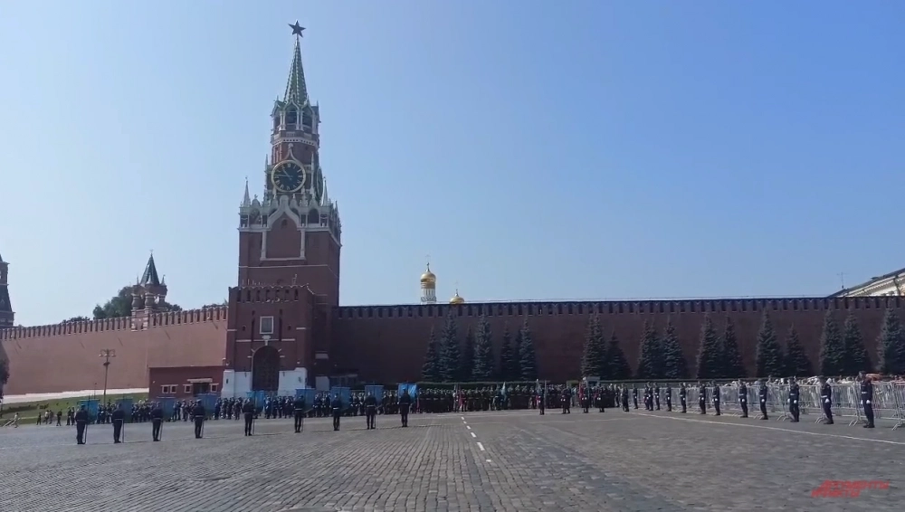 Праздничное утро началось с торжественной литургии в храме пророка Божия Илии на Новгородском подворье. 