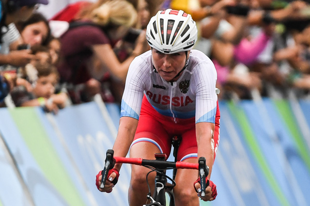 Ольга Забелинская финиширует в групповой гонке на соревнованиях по шоссейному велоспорту среди женщин на XXXI летних Олимпийских играх.