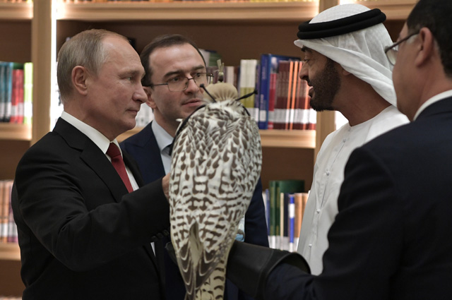 Президент РФ Владимир Путин дарит белого кречета наследному принцу Абу-Даби.