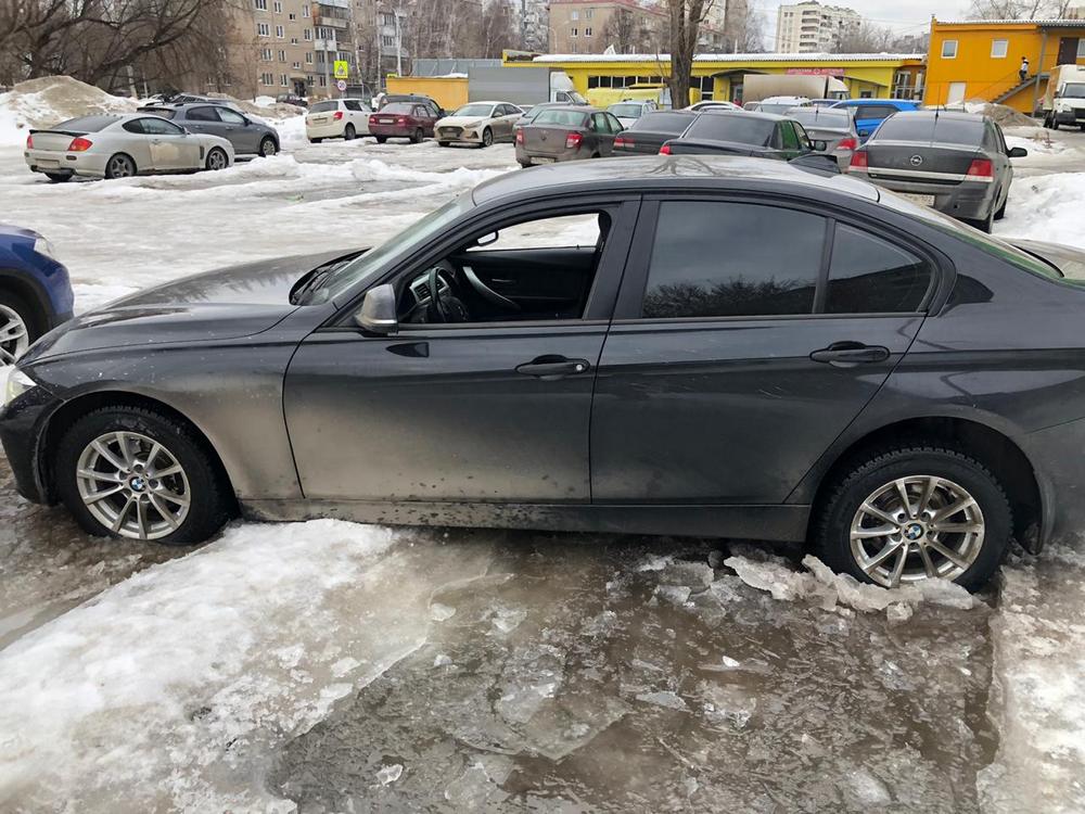 Автомобиль застрял на ледовых неровностях двора на улице Кольцевой, 103.