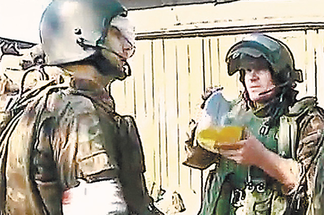 После боя в Будённовске. Сергей Милицкий (на фото слева) получил ранение в голову и ­руку.