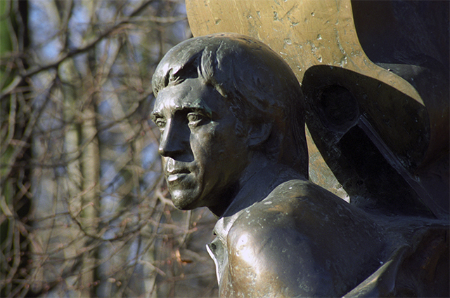 Фрагмент памятника Владимиру Высоцкому, установленного на его могиле на Ваганьковском кладбище. 1998 год.