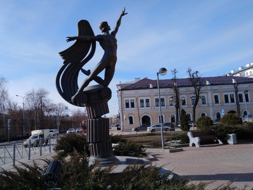 Памятник Рудольфу Нуриеву находится рядом с Татарским театром оперы и балета 