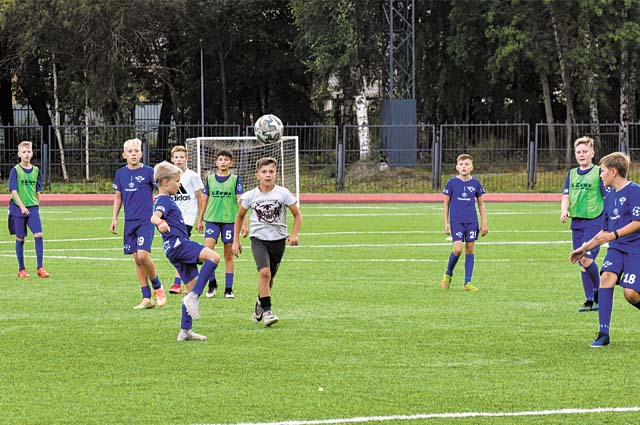 На стадионе «Гайва» обновили трибуны и беговые дорожки, обустроили искусственное футбольное поле.