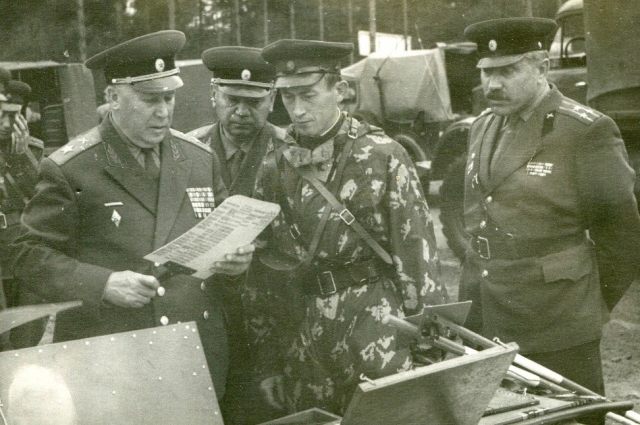 Смотр экипировки на соревнованиях артиллерийских дивизионов проводит маршал артиллерии К. П. Казаков. 1967 г.