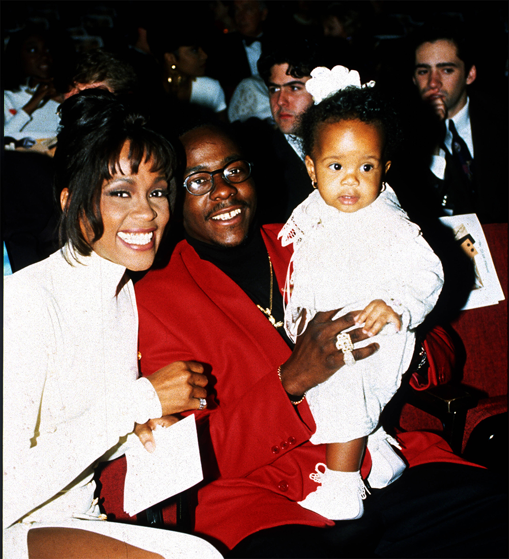 Уитни Хьюстон и Бобби Браун, которые держат на руках свою маленькую дочь Бобби, 1994 год