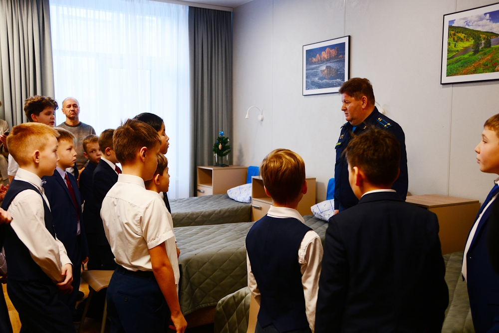Также ребятам показали спальный корпус, в котором суворовцы живут весь учебный год.