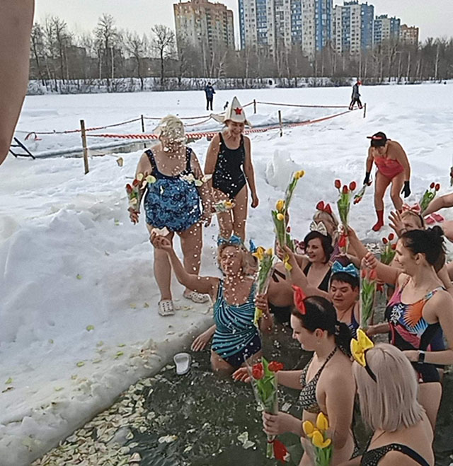 Нижегородские моржи отмечают в проруби все праздники. 