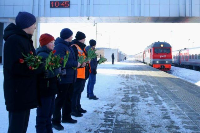 На вокзалах Свердловской железной дороги поздравили путешественниц 
