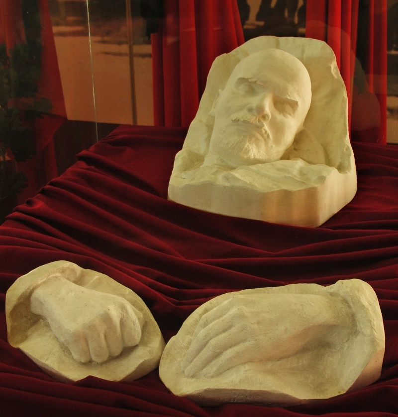 Посмертная маска Ленина (копия из собрания Ленинского мемориала).