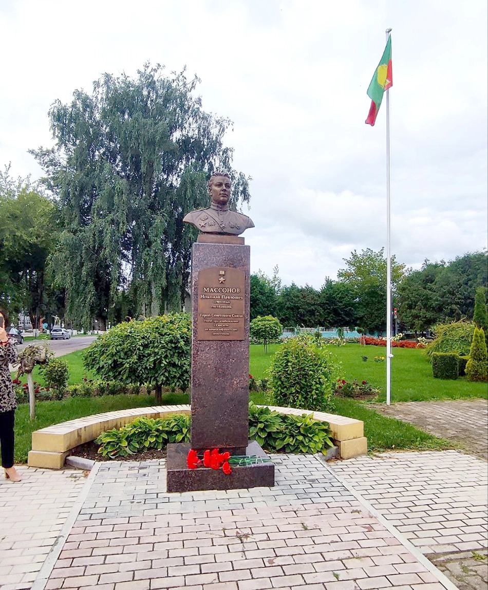пресс-тур нижегородцев в Беларусь, памятник горьковчанину Герою Советского Союза комдиву Николаю Массонову