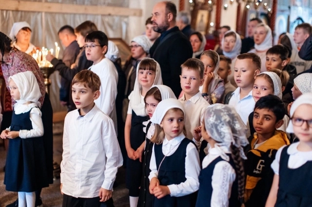 Школьники в церкви.