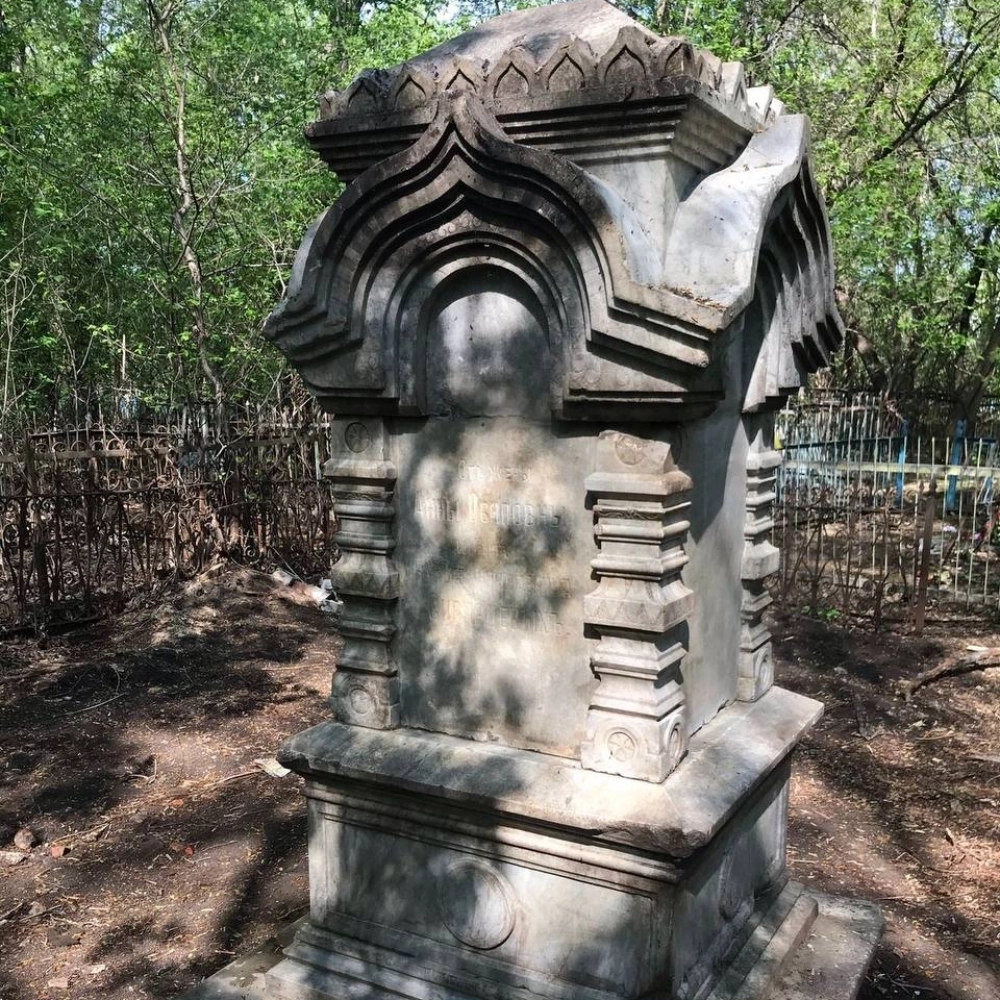 Так выглядят некоторые памятники на кладбище.