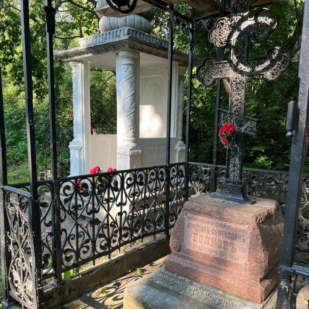 Волонтерами была восстановлена кованная беседка Волкова.