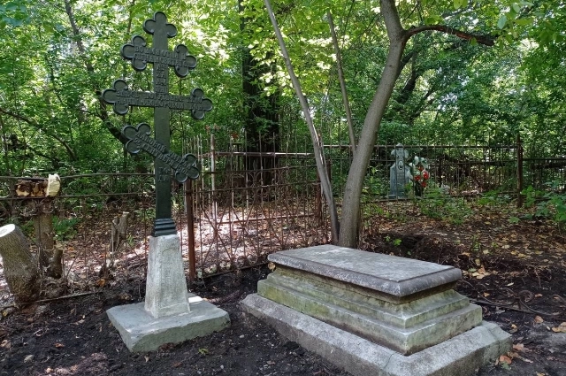 Волонтеры пытаются определить места захоронений по карте и старым фотографиям.