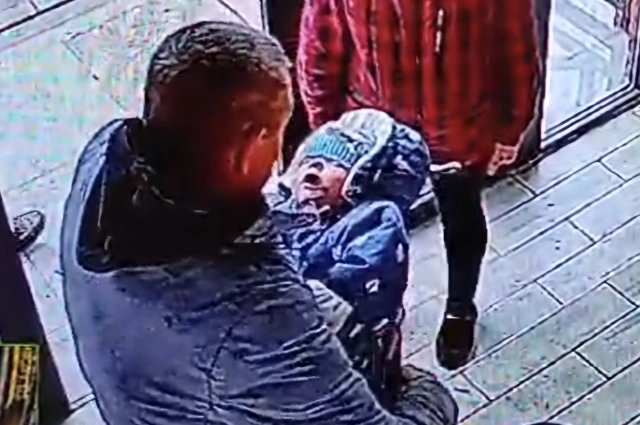 Отец, прибежавший на место гибели сына, громко кричал и плакал.