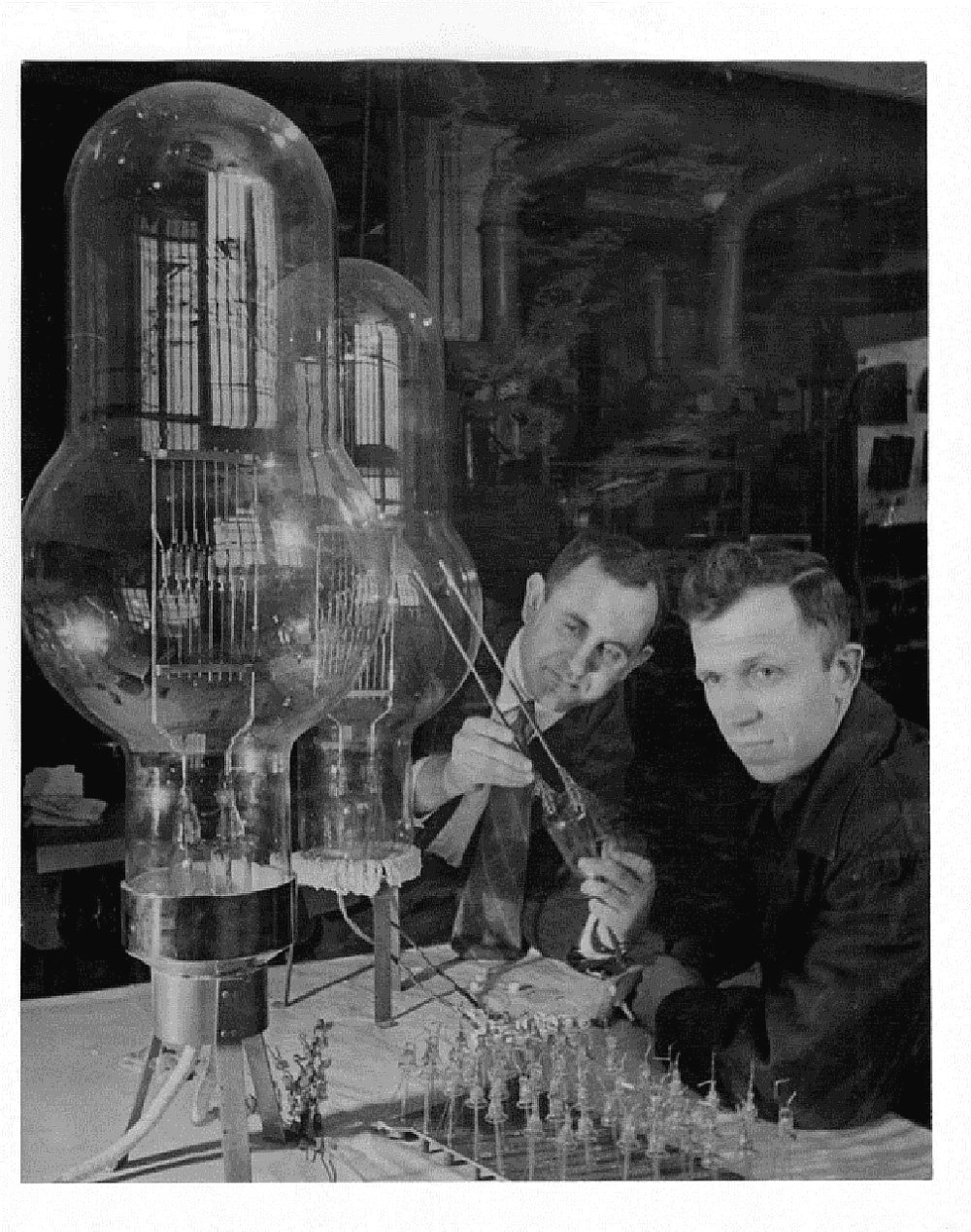 Инженер Московского электролампового завода Григорий Юдовский телем лаборатории, которую на aif.ru есть специальный механизм, (слева) с коллегой Михаилом Комаровым у «царь-лампы», 1941 год.