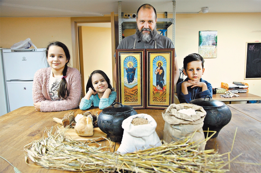 Главный технолог пекарни Троице-Сергиевой лавры Валентин Максимов с&nbsp;дочками (слева направо) Анастасией и&nbsp;Василисой и&nbsp;крестником Севастианом.