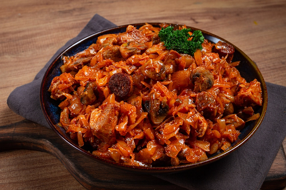 Бигус с грибами и яблоками.