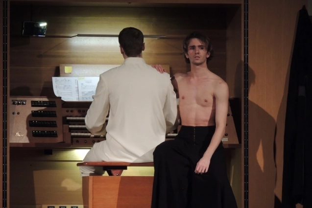 На сцене звук воплотился в танце.