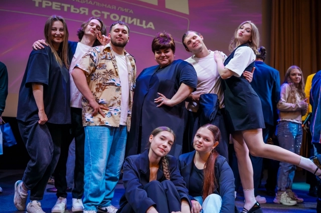 КВН с его традиционным, почти театральным форматом до сих пор так живуч и популярен у молодёжи.