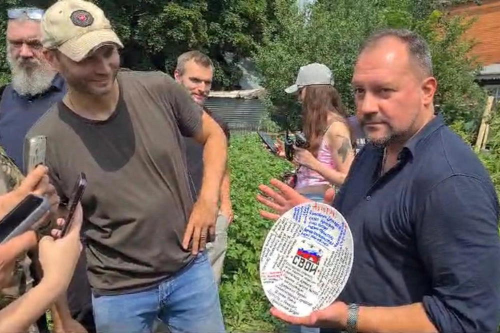 Режиссер Артем Артемов открывает первый съемочный день.