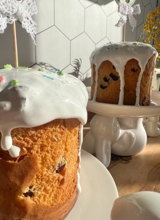 Украсить Царский кулич можно любым декором, ведь главное - начинка.